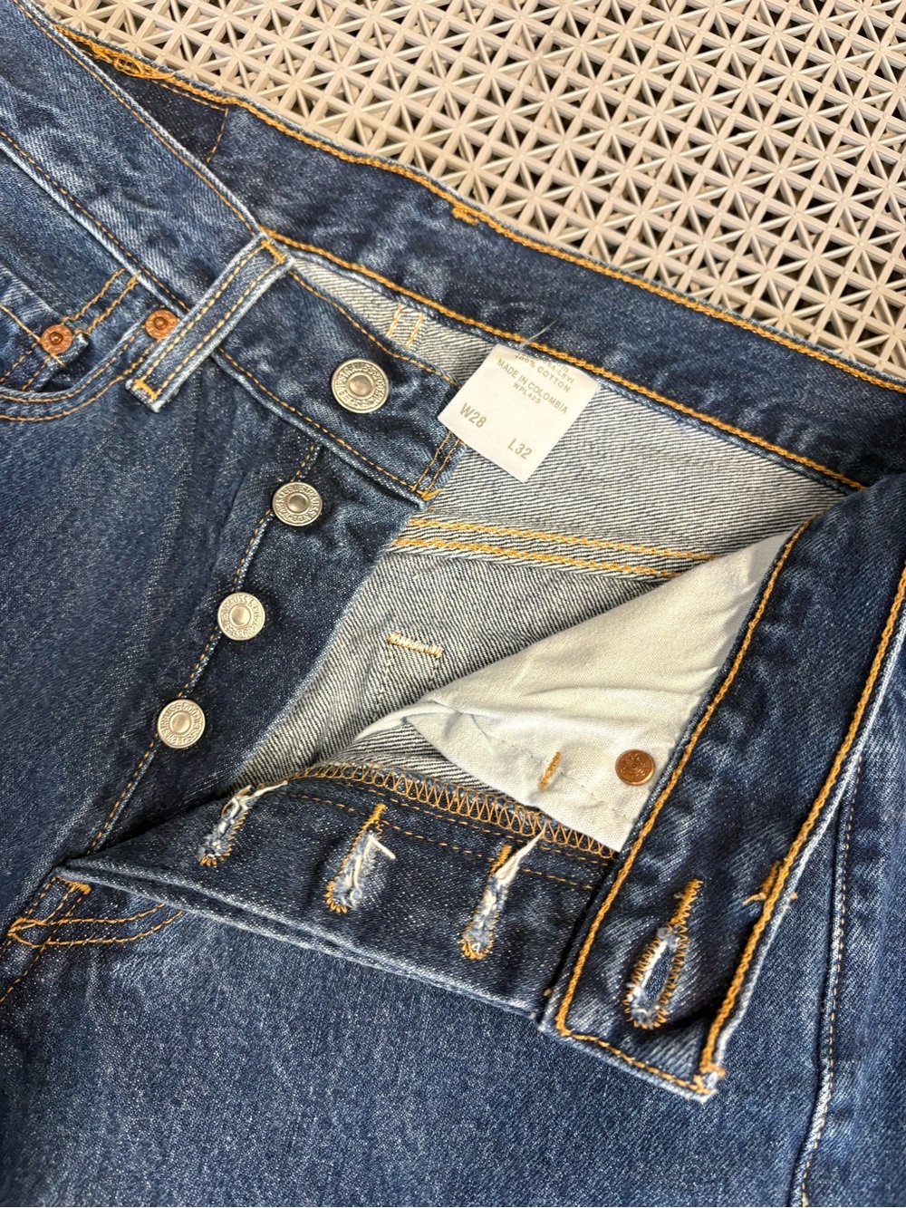 Vintage Levi’s 501 Dark Wash Button-Fly Blue Jeans - Y2K - Picture 3 of 11